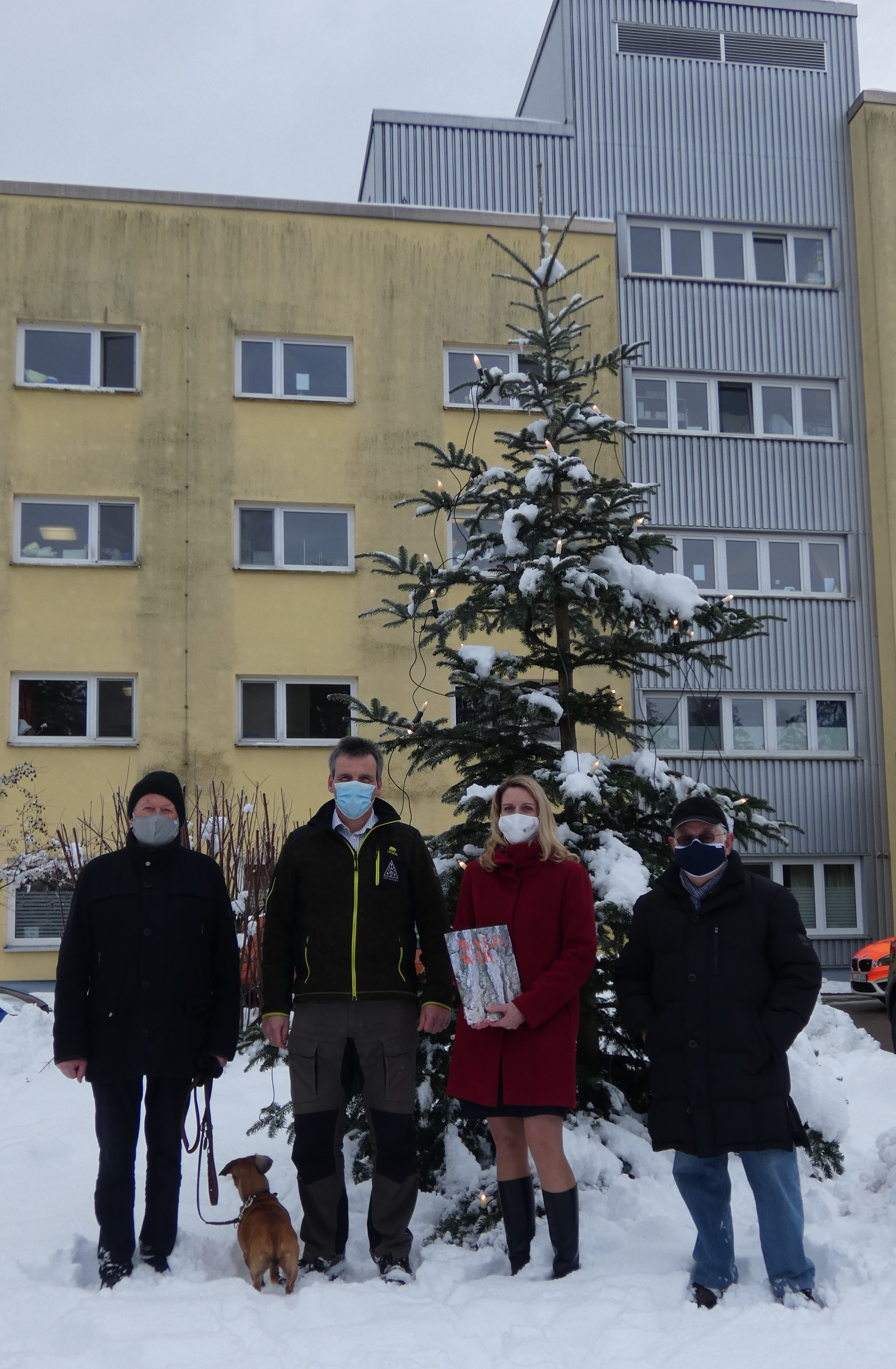 Christbaumübergabe – unter Coronabedingungen v.l.n.r.: Peter Freytag, 1. Vors. WBV Westallgäu; Andreas Täger, Geschäftsführer WBV Westallgäu; Caroline Vogt, Krankenhausdirektorin; Werner Geisel, Waldbesitzer und Christbaumspender CB bergabe RKL Ldbg dez 2020