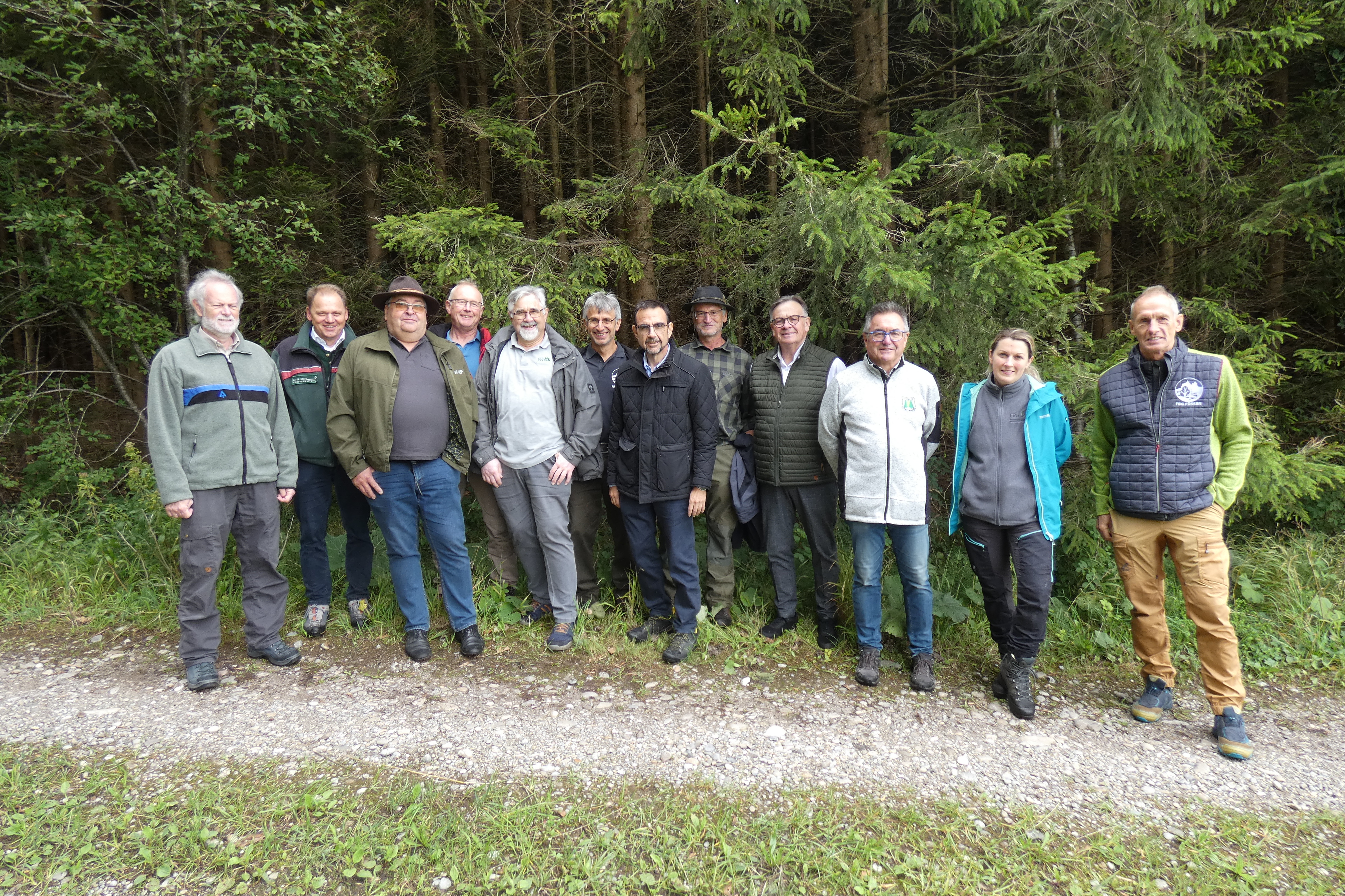Teilnehmer v.l.n.r.: Rainer Nützel (AELF Krumbach -Mindelheim), Stephan Kleiner (AELF Kaufbeuren), Kralheinz Sobek (FBG Kaufbeuren), Erwin Frei (FBG Mindelheim), Franz Prestel (WBV Kempten), Dieter Stosik (FBG Füssen), Klaus Holetschek (Fraktionsvorsitzender CSU), Norbert Fischer (FBG Kaufbeuren); Josef Lessmann (FBG Memmingen); Wolfgnag Guggenmos (FBG Marktoberdorf), Carloin Albrecht (FBG Memmingen), Martin Reiser (FBG Füssen) Foto Andreas Täger (WBV Westallgäu)