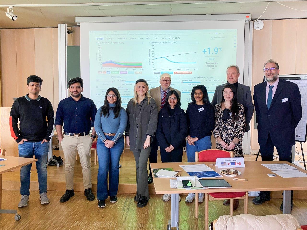 Teilnehmerinnen und Teilnehmer sowie die Veranstalter mit erfolgreich verhandeltem Klimaschutz am Vormittag. Foto: C. Josten, ZWFH Teilnehmerinnen und Teilnehmer sowie die Veranstalter mit erfolgreich verhandeltem Klimaschutz am Vormittag. Foto: C. Josten, ZWFH