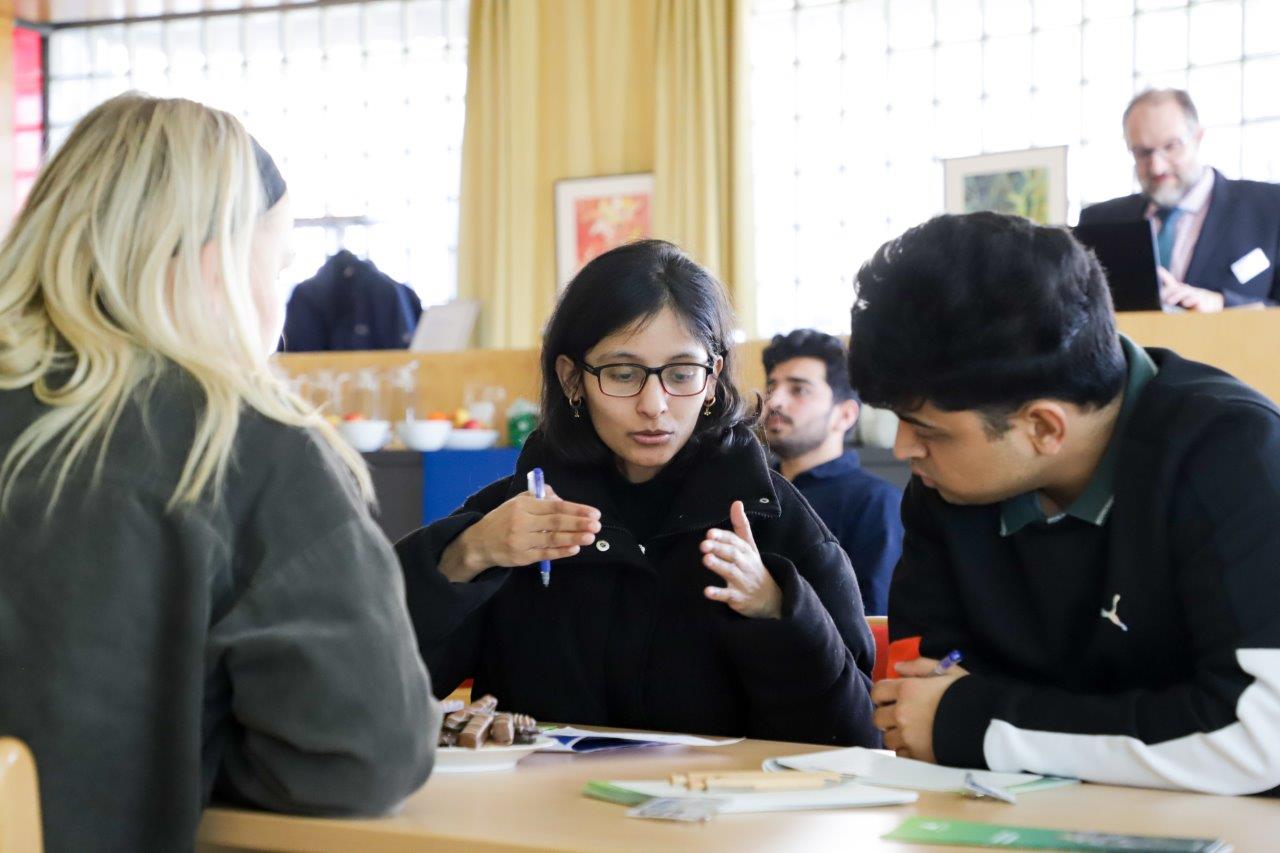 Eindrücke aus den Verhandlungsrunden vom EN-ROADS Rollenspiel am Vormittag. Fotos: C Josten, ZWFH Eindrücke aus den Verhandlungsrunden vom EN-ROADS Rollenspiel am Vormittag. Fotos: C Josten, ZWFH